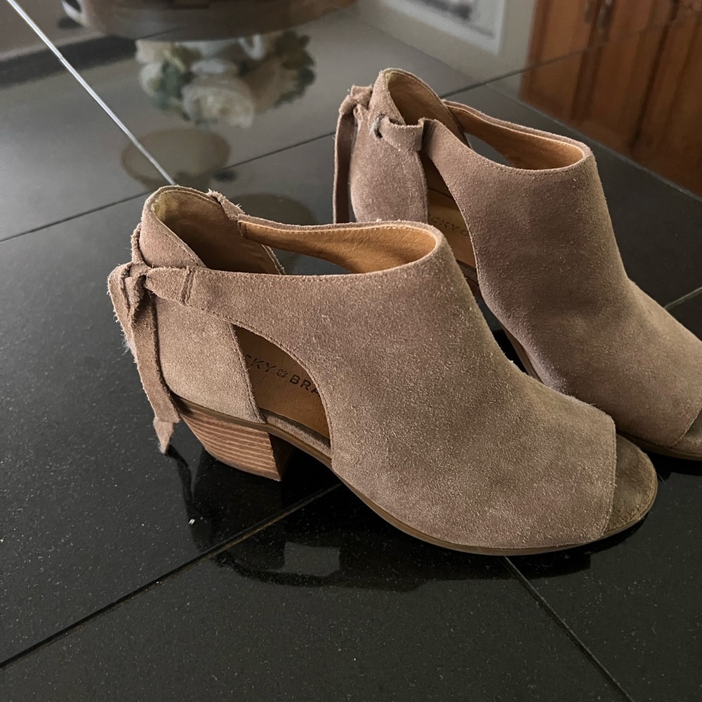 Lucky Brand Tan Suede open toe booties—Sz 7.5.